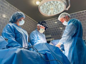 У Запоріжжі провели унікальну операцію: двом пацієнтам пересадили нирки від одного донора