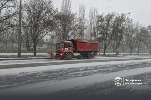 Комунальники працюють у Запоріжжі після снігопаду: рекомендації містянам
