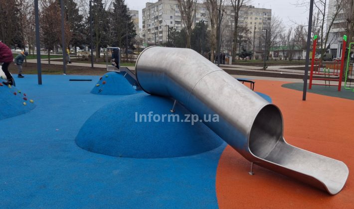 Сквер в Бородинском микрорайоне Запорожья частично обновили: как он выглядит сейчас (ФОТО)