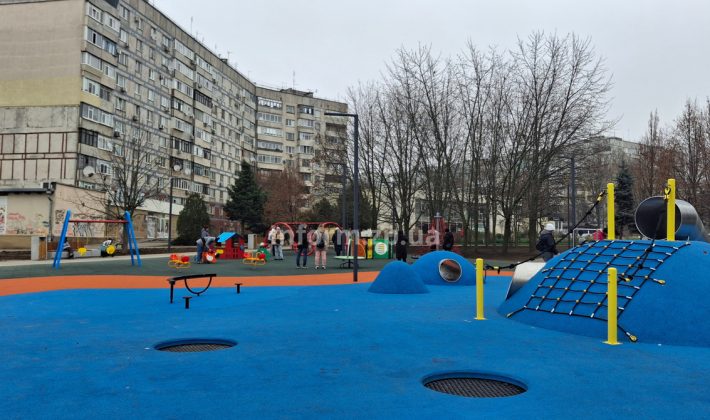 Сквер в Бородинском микрорайоне Запорожья частично обновили: как он выглядит сейчас (ФОТО)