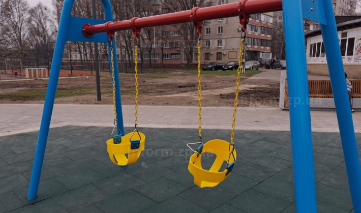 Сквер в Бородинском микрорайоне Запорожья частично обновили: как он выглядит сейчас (ФОТО)