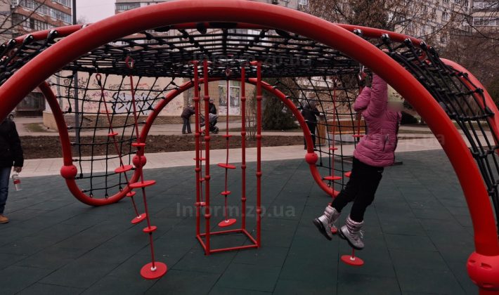 Сквер в Бородинском микрорайоне Запорожья частично обновили: как он выглядит сейчас (ФОТО)