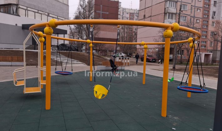 Сквер в Бородинском микрорайоне Запорожья частично обновили: как он выглядит сейчас (ФОТО)