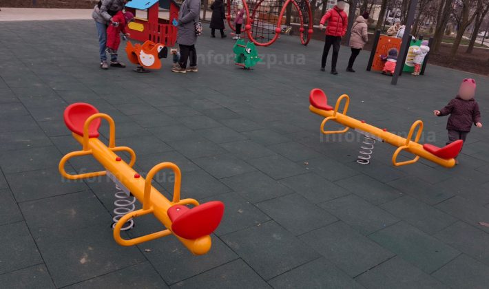 Сквер в Бородинском микрорайоне Запорожья частично обновили: как он выглядит сейчас (ФОТО)