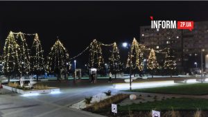 У Бородинському мікрорайоні Запоріжжя вперше за час війни засвітили новорічні ялинки (ФОТО)