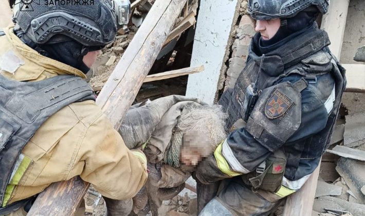 Россия обстреляла Орехов: пожилая женщина оказалась под завалами