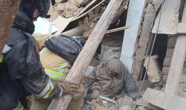 Россия обстреляла Орехов: пожилая женщина оказалась под завалами