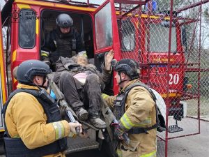 Россия обстреляла Орехов: пожилая женщина оказалась под завалами