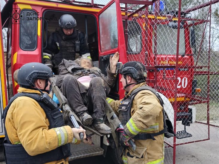 Россия обстреляла Орехов: пожилая женщина оказалась под завалами