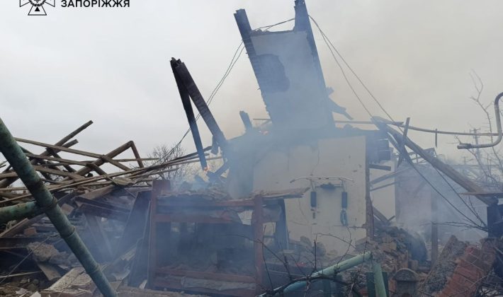 Россия обстреляла Орехов: пожилая женщина оказалась под завалами