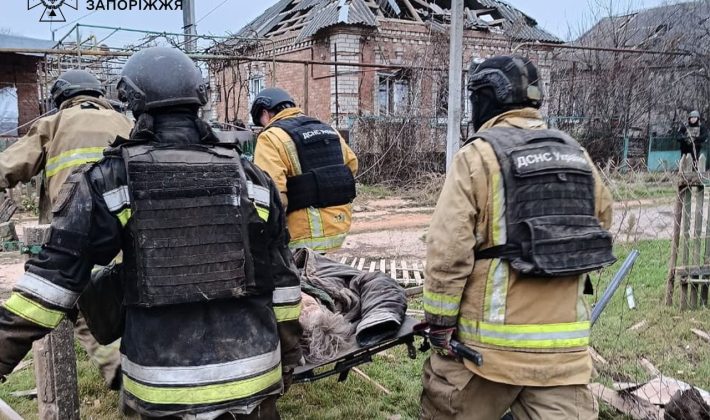 Россия обстреляла Орехов: пожилая женщина оказалась под завалами