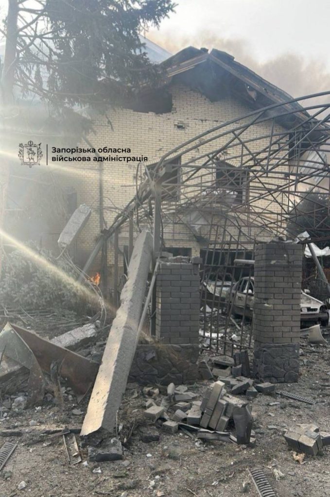 Россия атаковала частный сектор в Запорожье (ФОТО)