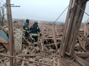 На Запоріжжі після обстрілу з-під завалів дістали жінку, – ДСНС
