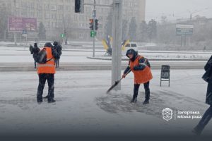 Запорожье засыпало снегом: коммунальные службы расчищают дороги