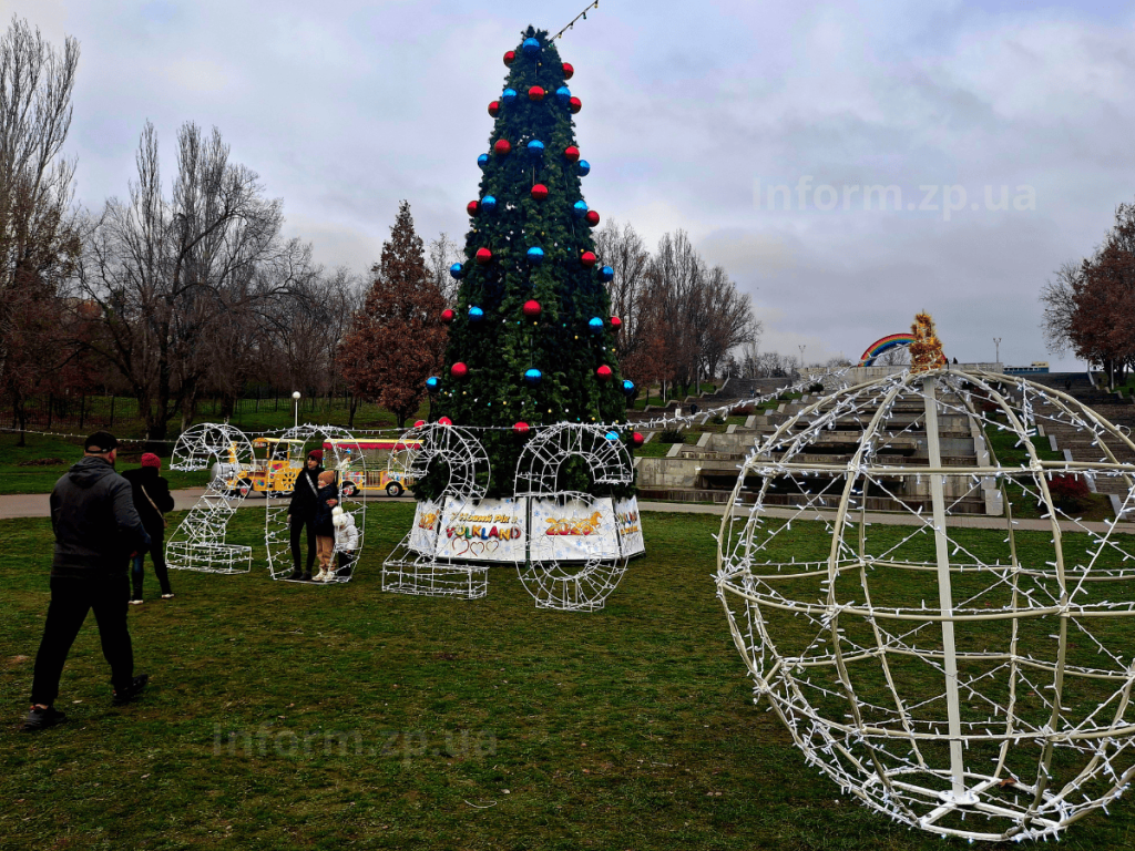 У Вознесенівському парку Запоріжжя роквітла алея сакур в грудні