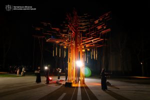 В Запорожье на «Дерево памяти» подняли еще 85 колокольчиков в честь погибших украинских военных (ФОТО)