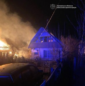 Ввечері росіяни атакували Запоріжжя: горить будинок