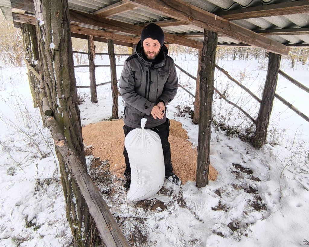 С заботой о дикой природе: на Хортице подкармливают животных (ФОТО)