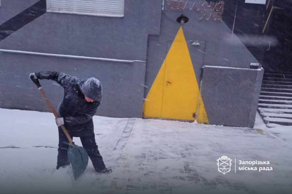 Запоріжжя засипає снігом