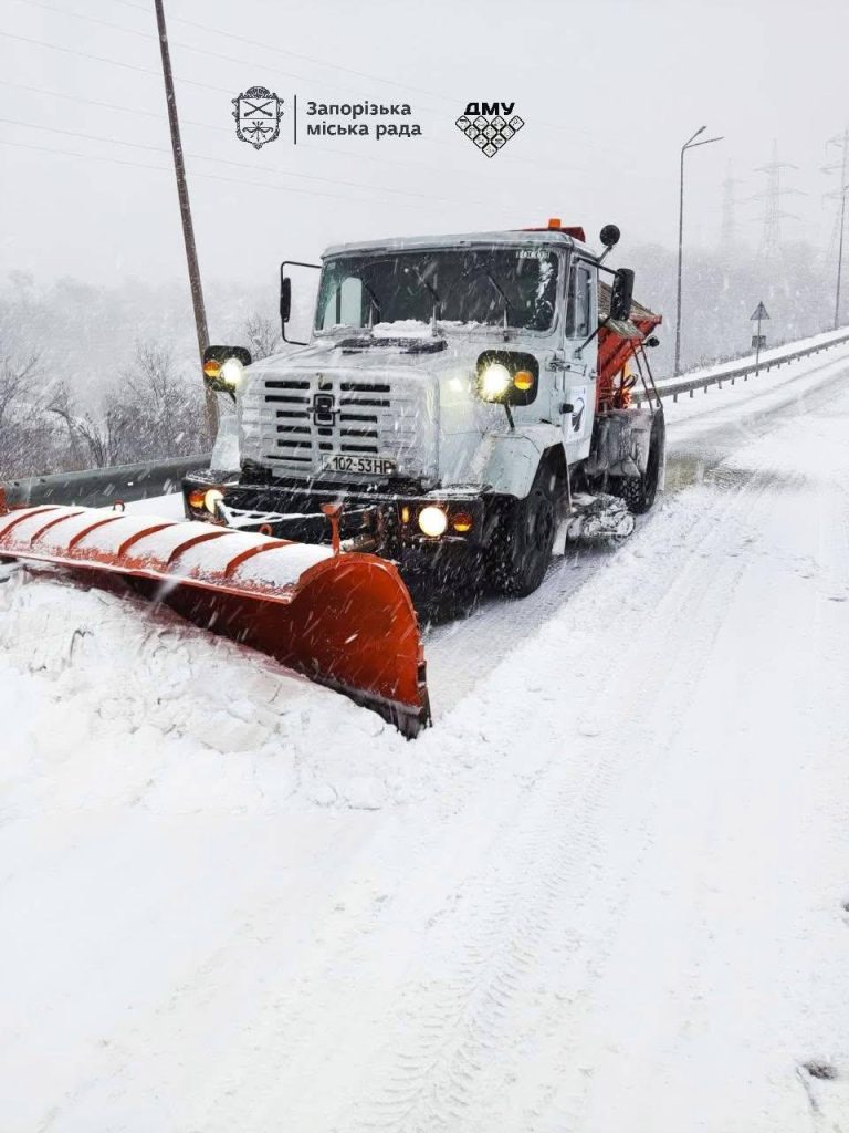 Запоріжжя засипає снігом