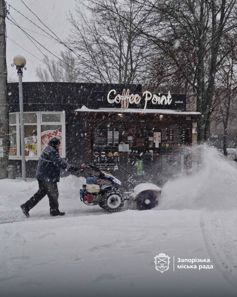 Запоріжжя засипає снігом