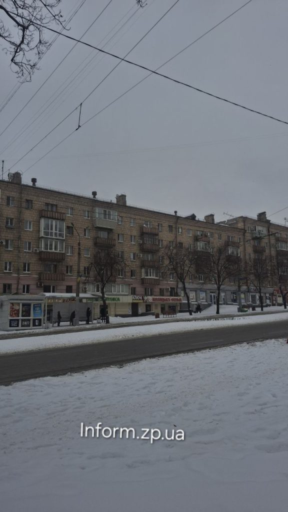 Запоріжжя засипає снігом