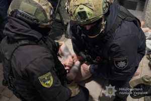 Поліція Запоріжжя затримала чоловіка, який вдарив ножем двох людей