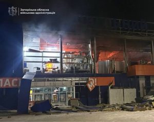 Росіяни атакували Запоріжжя: пошкоджений торговий центр та будинки