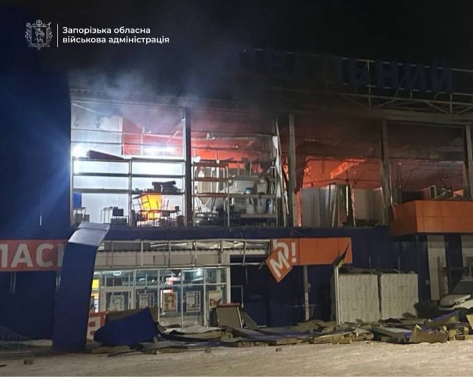 Россияне атаковали Запорожье: повреждены торговый центр и дома