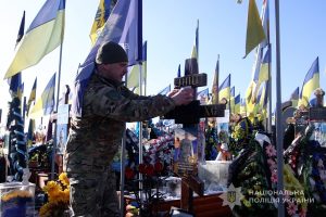 На могилах погибших запорожских правоохранителей установили QR-коды 