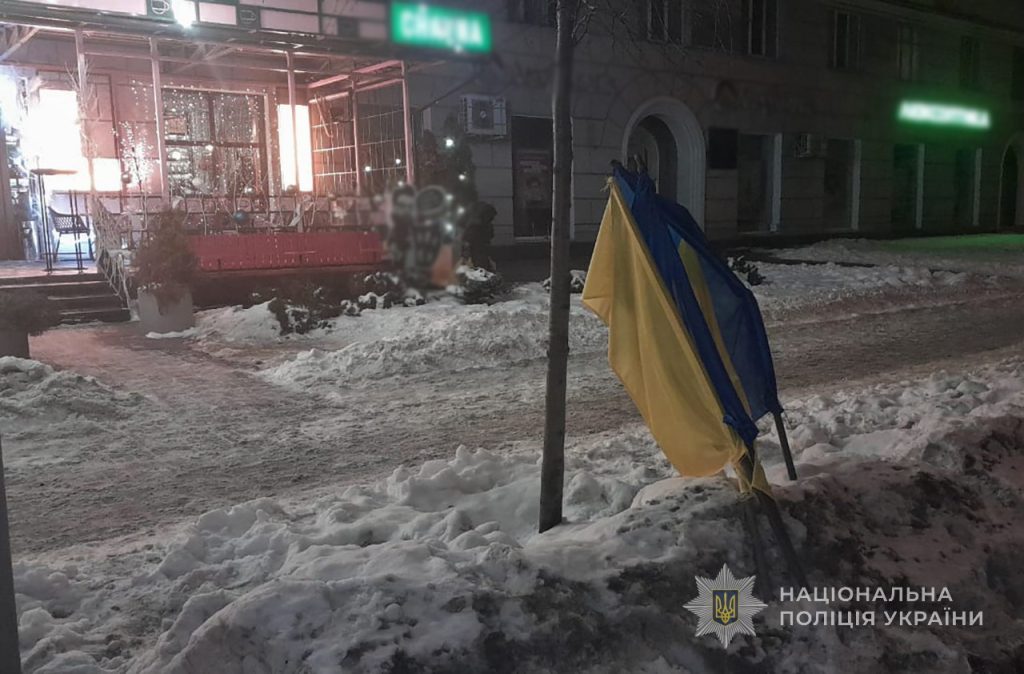 У центрі Запоріжжя чоловік пошкодив синьо-жовтий прапор