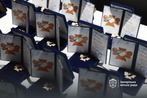 В Запорожье вручили награды «Женское сердце» матерям и жёнам погибших военных