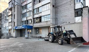 В Хортицком районе Запорожья из-за дрона осложнено движение транспорта: последствия удара (ФОТО)