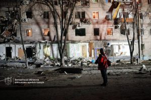 В Запорожье спасатели ликвидировали последствия обстрелов: есть погибшие