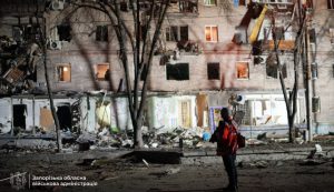 В Запорожье спасатели ликвидировали последствия обстрелов: есть погибшие