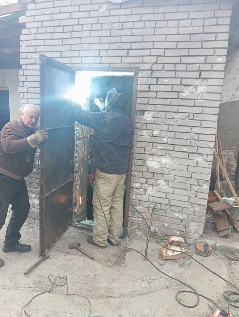 В Запорожье специалисты облэнерго помогли отремонтировать приют после обстрела (ФОТО)