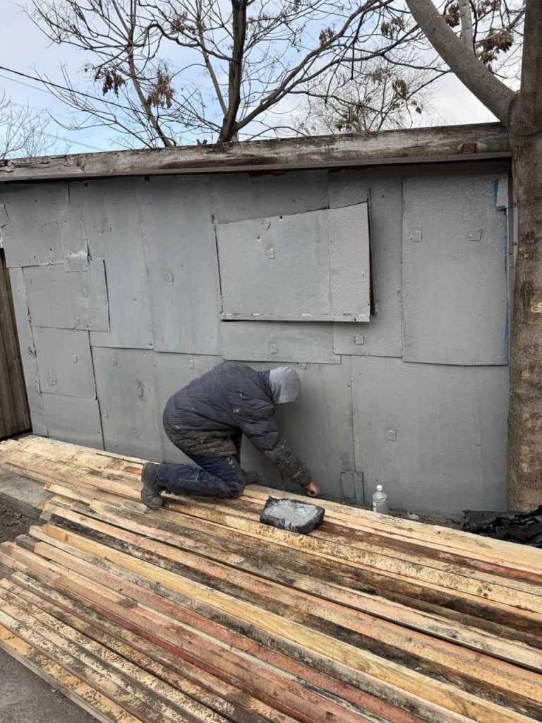 В Запорожье специалисты облэнерго помогли отремонтировать приют после обстрела (ФОТО)