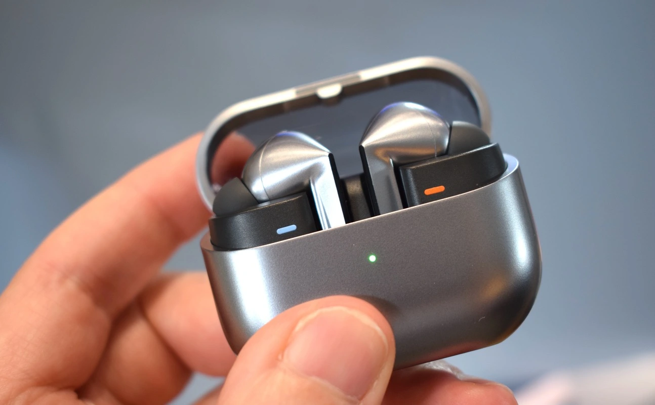 Три ключові відмінності Galaxy Buds 4 та Buds 4 Pro: кому варто