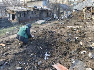 Специалисты Госэкоинспекции обследовали место обстрела в Шевченковском районе Запорожья: подробности