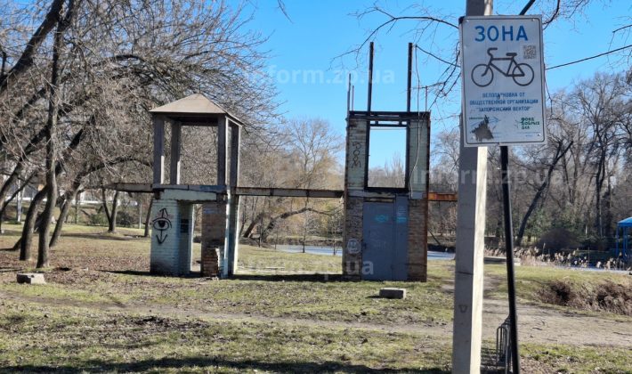 Разрушеные лестницы, ржавые изгороди и замерзший водоем: как выглядит запорожская «Дубовка» (ФОТО)