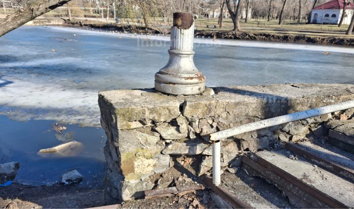 Разрушеные лестницы, ржавые изгороди и замерзший водоем: как выглядит запорожская «Дубовка» (ФОТО)