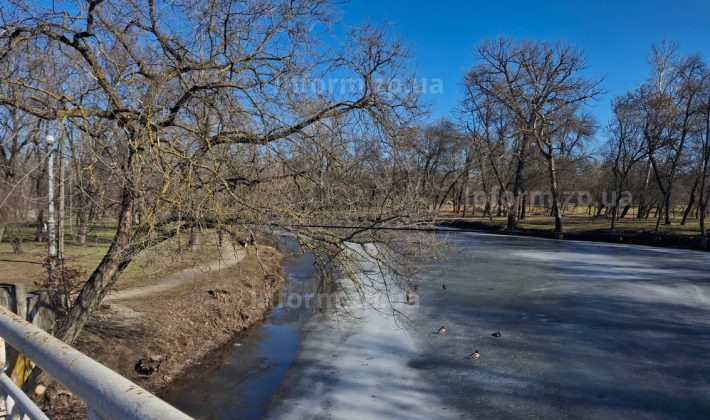 Разрушеные лестницы, ржавые изгороди и замерзший водоем: как выглядит запорожская «Дубовка» (ФОТО)