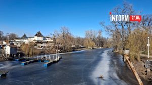 Разрушеные лестницы, ржавые изгороди и замерзший водоем: как выглядит запорожская «Дубовка» (ФОТО)