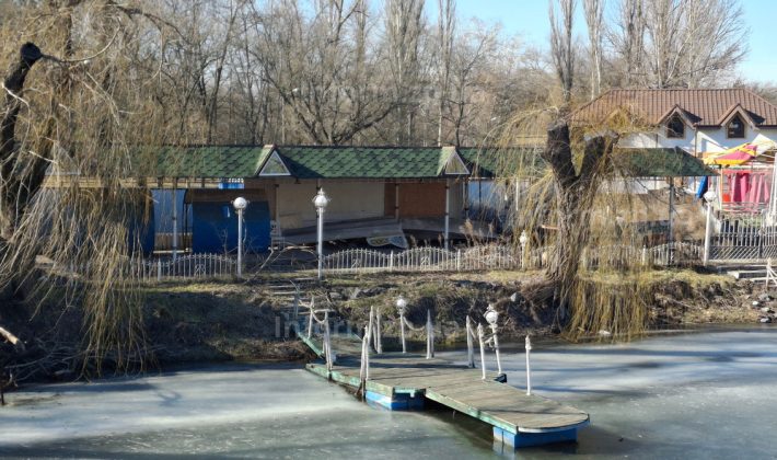 Разрушеные лестницы, ржавые изгороди и замерзший водоем: как выглядит запорожская «Дубовка» (ФОТО)