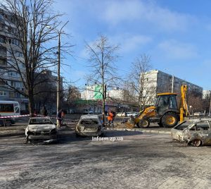 Згорілі автівки, вирва, квіти та дитячі іграшки: який вигляд має місце вечірнього обстрілу  Запоріжжя (ФОТО)