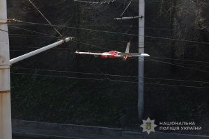 В Запорожье сапёры обезвредили дрон, запутавшийся в высоковольтных проводах: подробности
