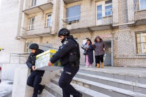 Патрульні показали перші хвилини після обстрілу пологового будинку у Запоріжжі (ВІДЕО) 