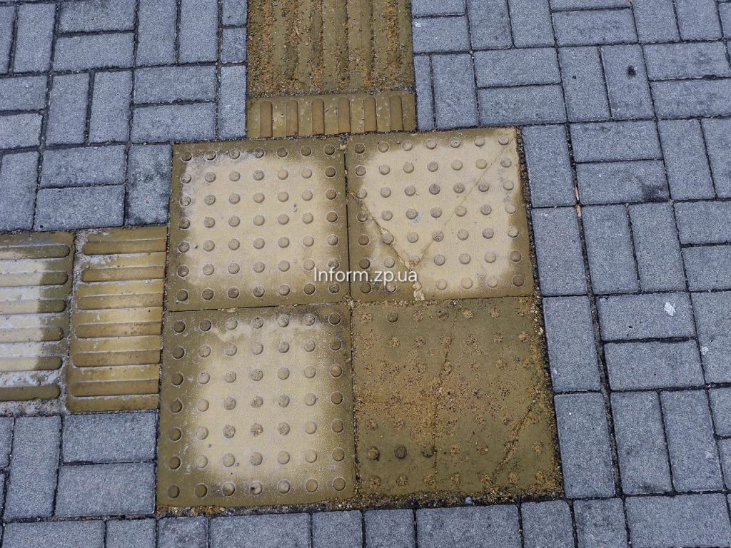 Тактильна плитка на проспекті Соборному в Запоріжжі руйнується