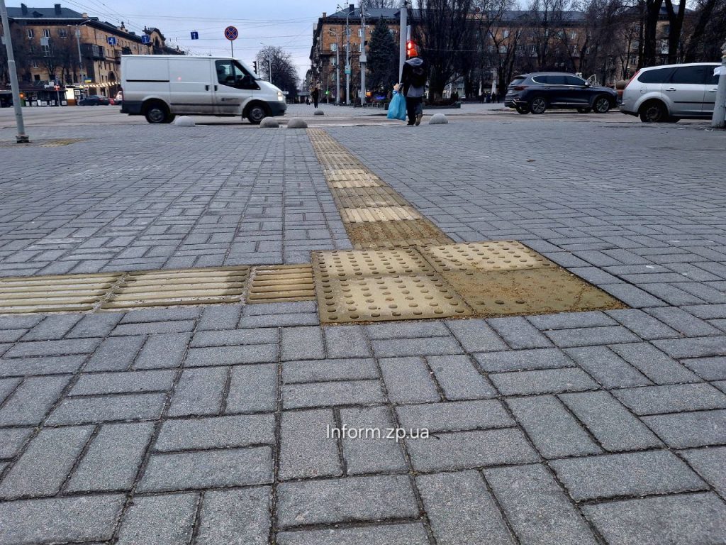 Тактильна плитка на проспекті Соборному в Запоріжжі руйнується