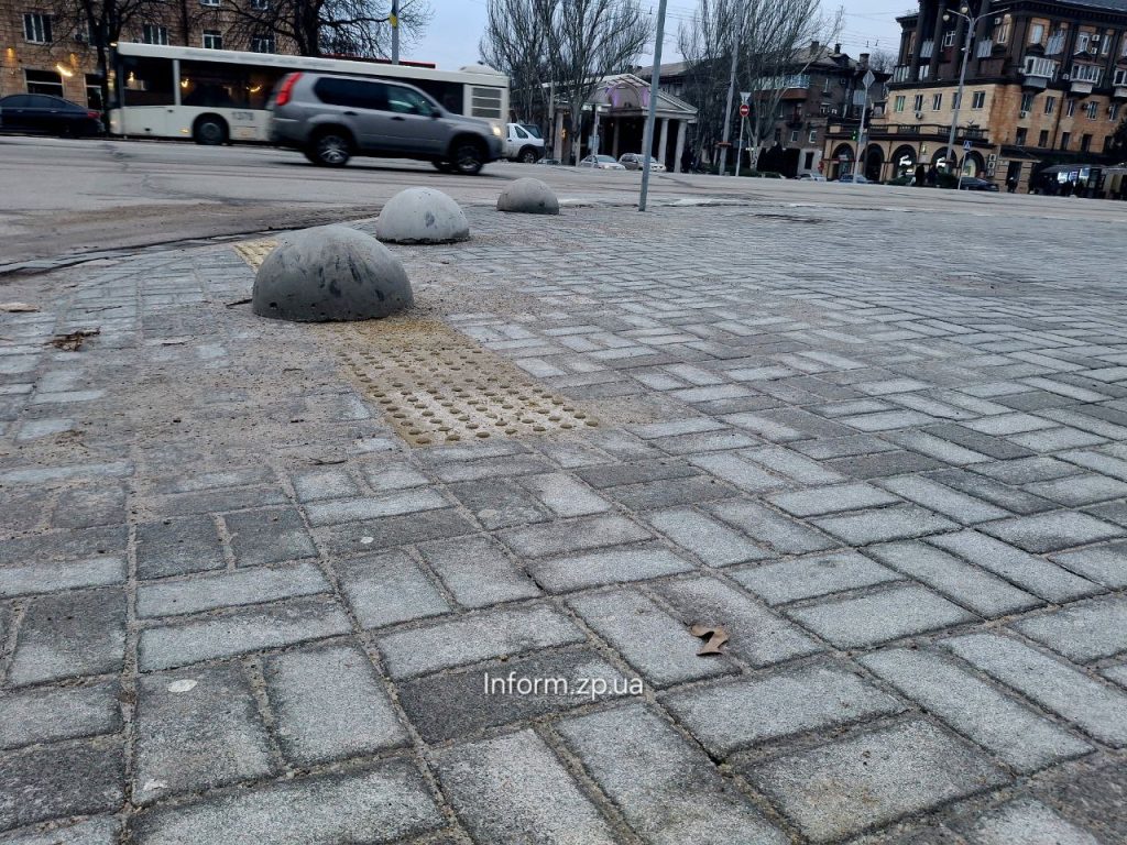 Тактильна плитка на проспекті Соборному в Запоріжжі руйнується